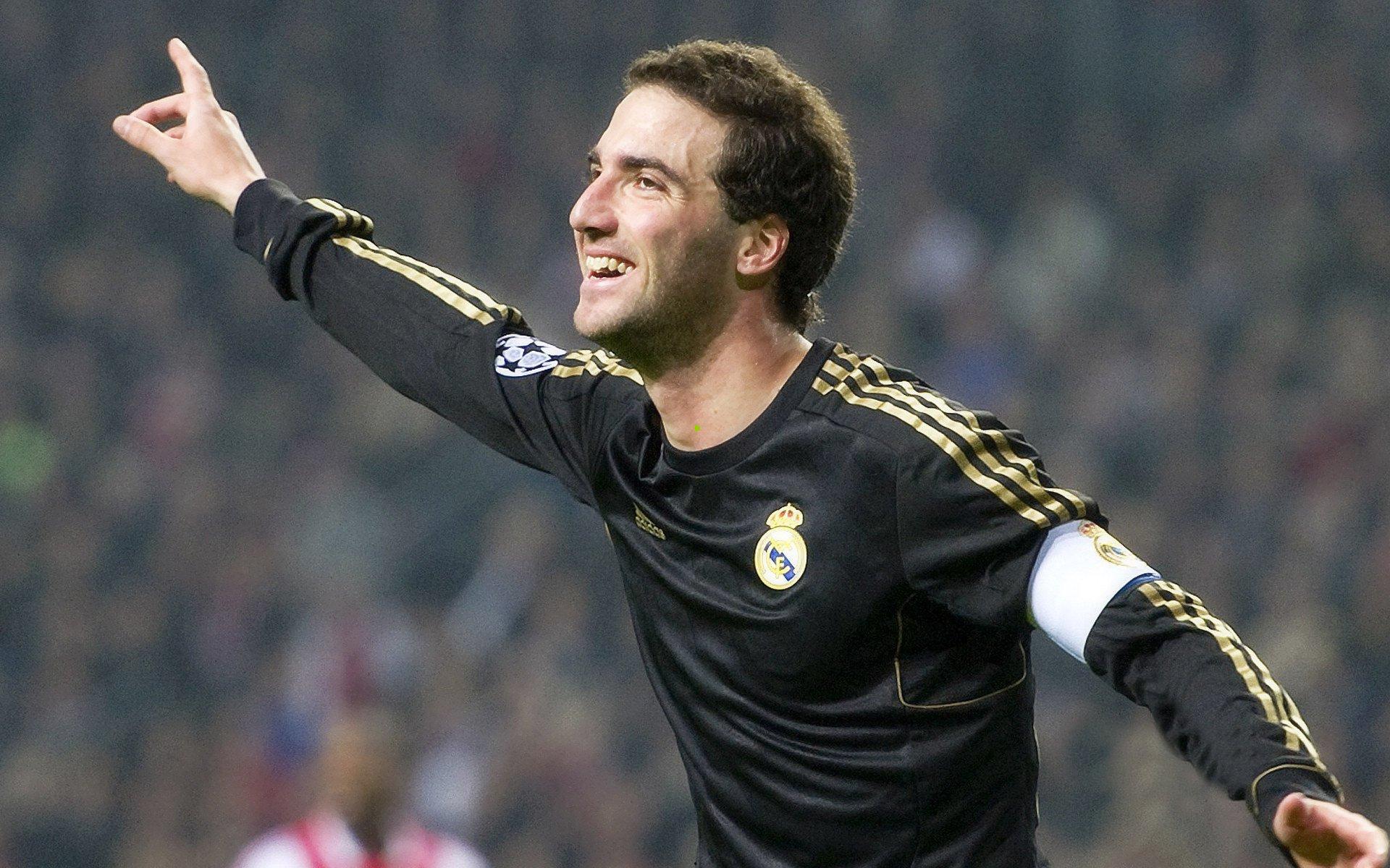 电竞荣耀时刻，KPL解说李九荣登星光殿堂，摘取2025年度最佳解说桂冠